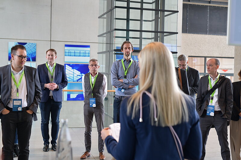 Personen mit Fachkongress Lanyards