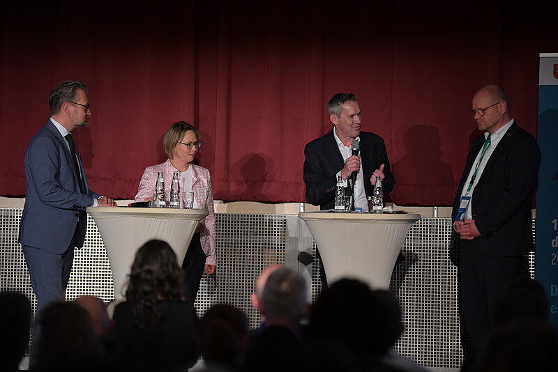 André Göbel, Ina-Maria Ulbrich, Bernd Schlömer und eine weitere Person an Stehtischen