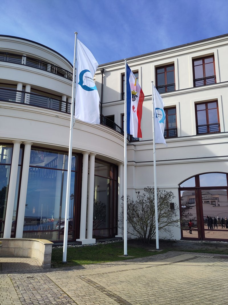 Außenansicht des Kongresszentrum mit den Flaggen von Mecklenburg-Vorpommern und des Fachkongresses