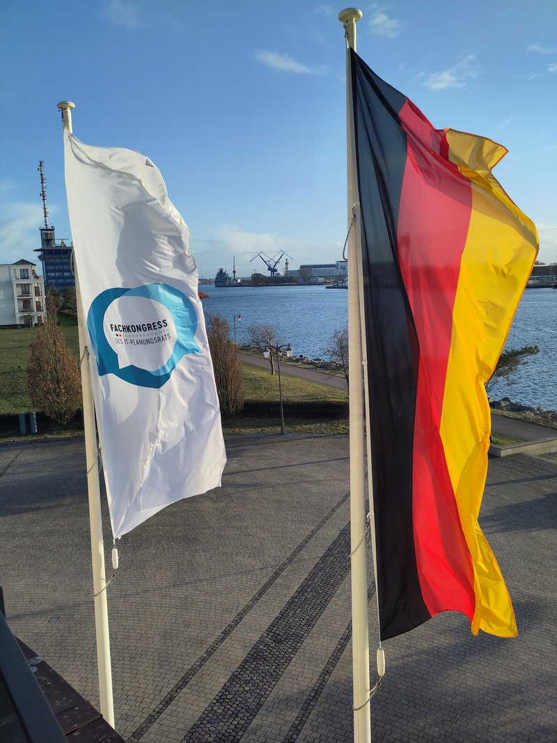 Die Flagge Deutschlands neben der Flagge des Fachkongresses des IT-Planungsrat