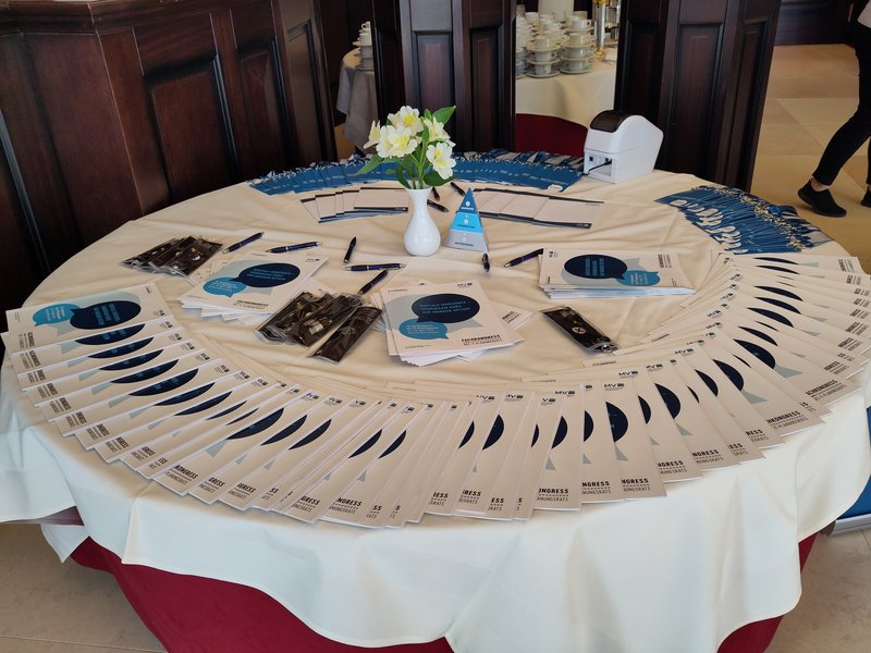 Ein Tisch mit Auslegungen und Informationen zum Fachkongress