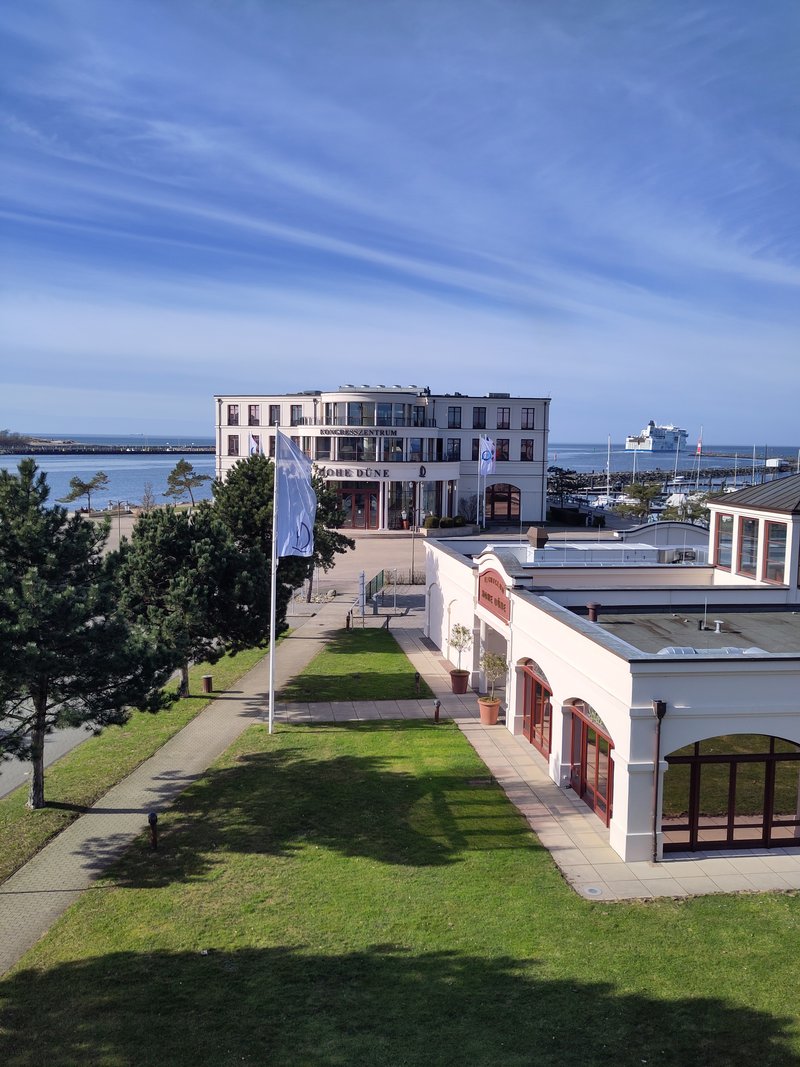 Weite Außenansicht des Kongresszentrums