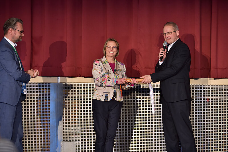 Stephan Manke bei der Staffelübergabe an Ina-Maria Ulbrich