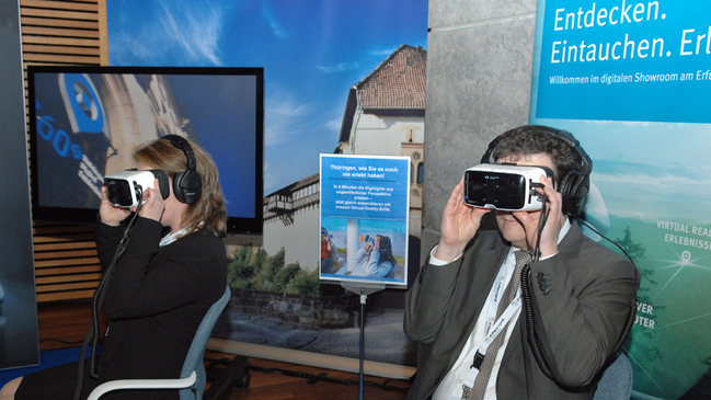 Teilnehmer:innen testen VR-Brillen beim Fachkongress des IT-Planungsrats 2018